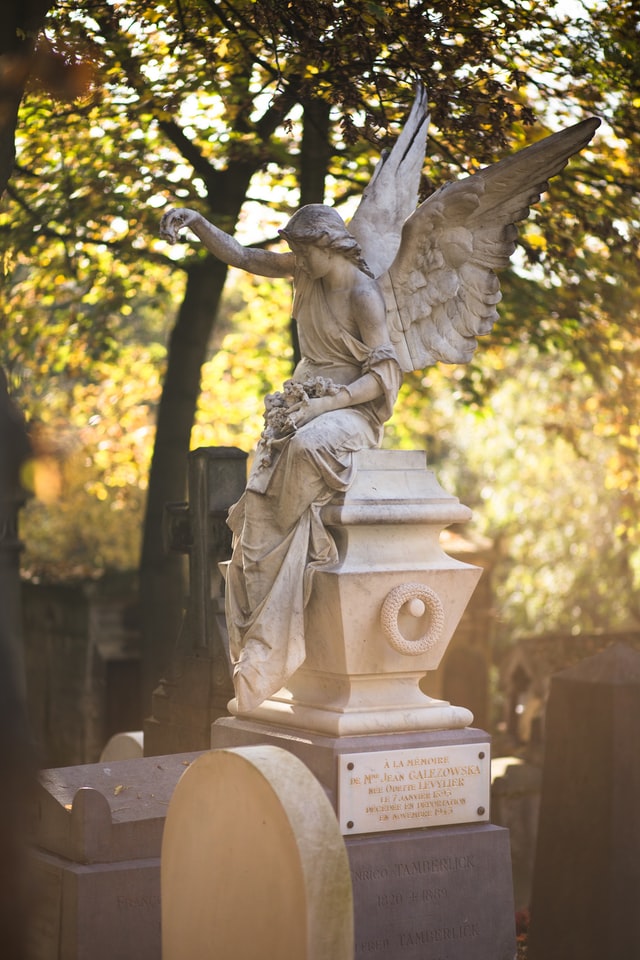 Nettoyer une plaque funéraire au cimetière