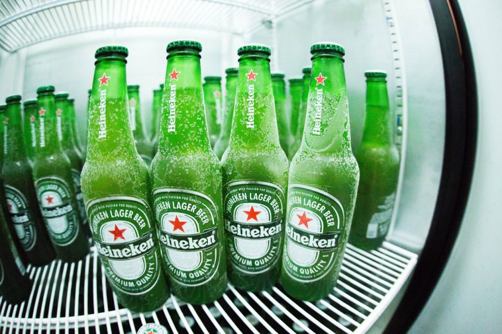 Toujours avoir des bières Heineken au frais pour les soirées entre amis