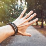 6 bracelets utiles à adopter