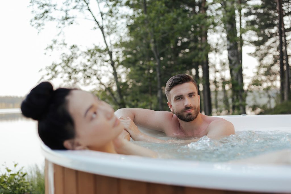 couple prenant un bain finlandais