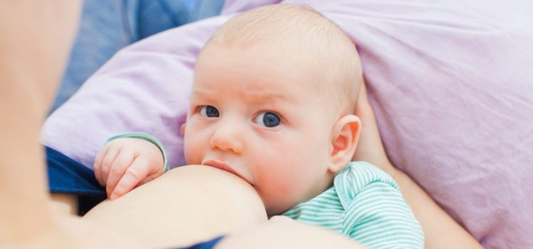 L’importance du confort post-césarienne : Le rôle crucial du coussin d’allaitement