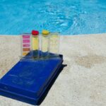 Installation d’un électrolyseur au sel près d’une piscine résidentielle.