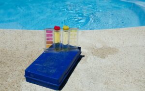 Installation d’un électrolyseur au sel près d’une piscine résidentielle.